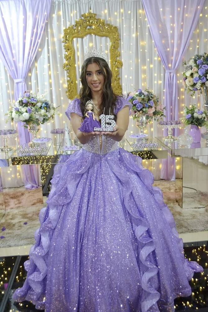 Debutante de lilás com o topo de bolo de 15 anos